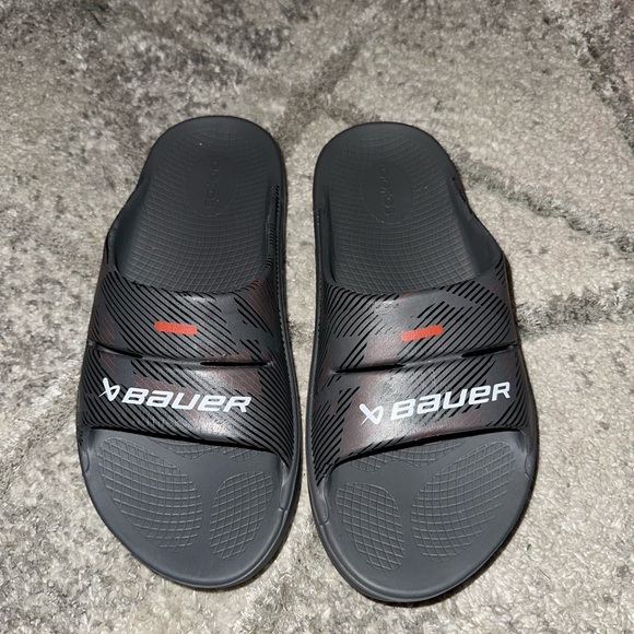 OOFOS Bauer Slides - Like New - Picture 5 of 5